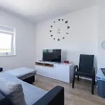 Διαμέρισμα 2 Bedroom Lovely In