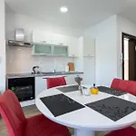 Διαμέρισμα 2 Bedroom Lovely In *