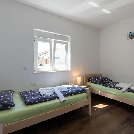 2 Bedroom Lovely In Apartment *