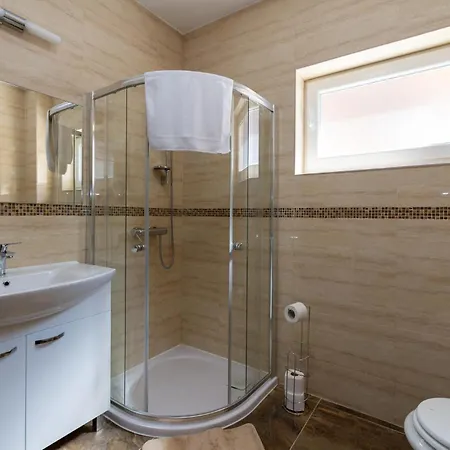 2 Bedroom Lovely In Obrovac