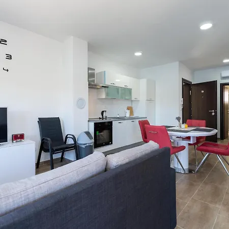 2 Bedroom Lovely In Lejlighed Obrovac