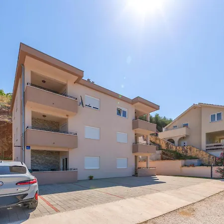2 Bedroom Lovely In דירה