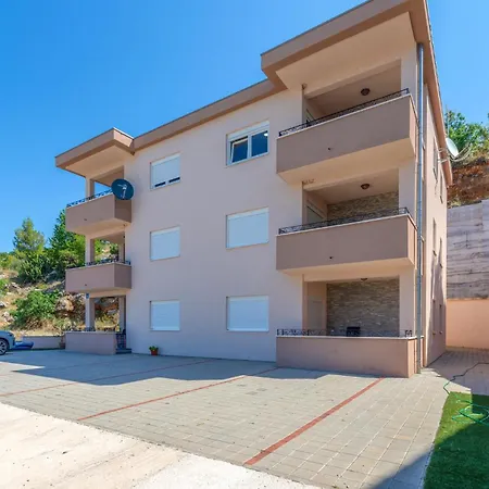Apartment 2 Bedroom Lovely In *