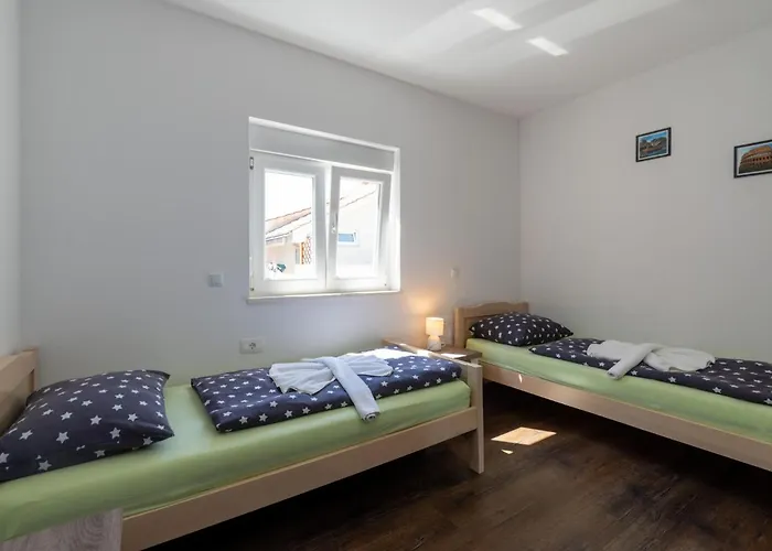 2 Bedroom Lovely In דירה *