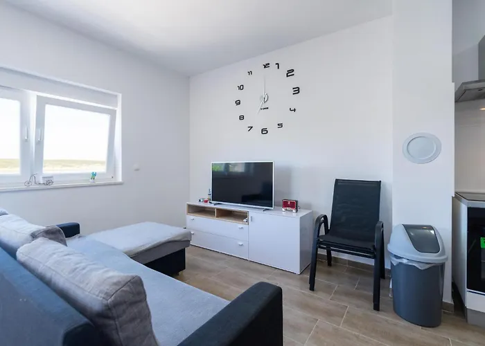 דירה 2 Bedroom Lovely In