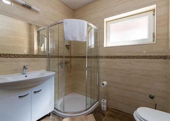 2 Bedroom Lovely In Обровац