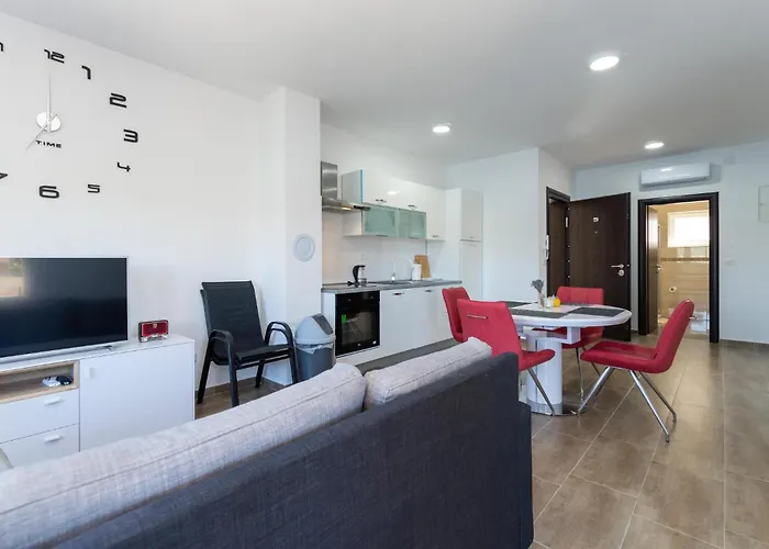 2 Bedroom Lovely In דירה אוברובץ