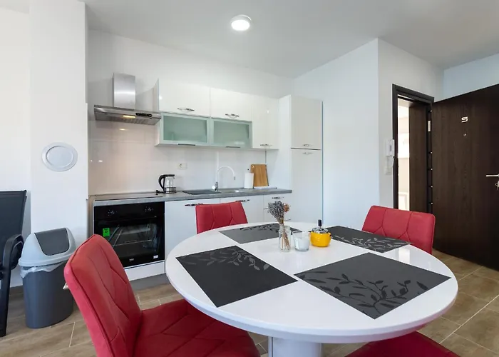 דירה 2 Bedroom Lovely In *