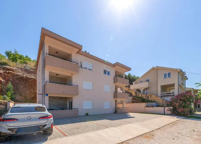 2 Bedroom Lovely In דירה