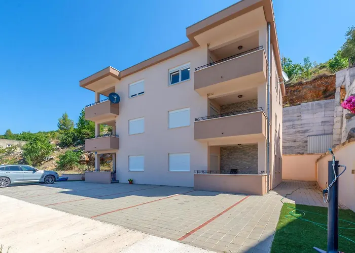 דירה 2 Bedroom Lovely In *